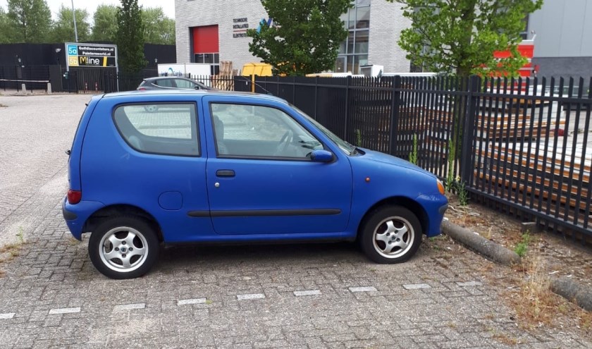 De blauwe Fiat Seicento staat al enige tijd op het terrein bij Bobs Party & Events.