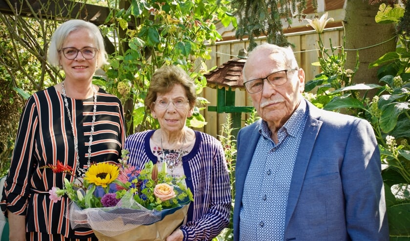 Loco-burgemeester Elly Beens samen met het echtpaar Wit