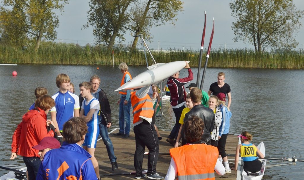 Roeiboten worden naar eht water gedragen