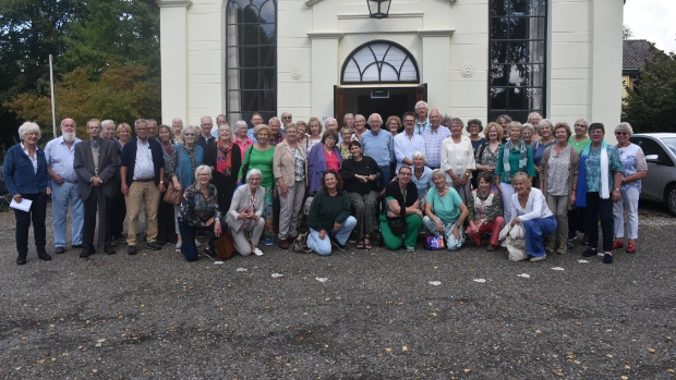 Het Toonkunstkoor Hilversum voor kerkje in Loosdrecht