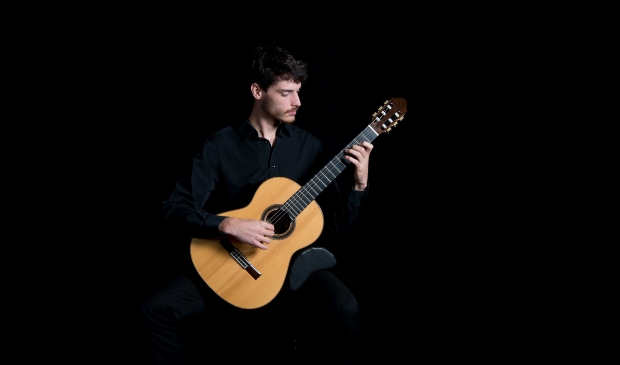 Lionel Lutgen op de gitaar