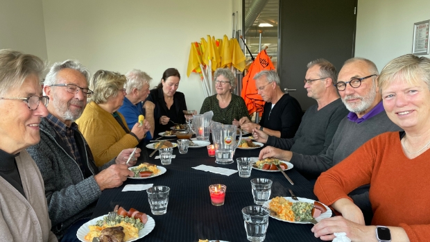Gezamenlijk smullen van de gekookte maaltijden