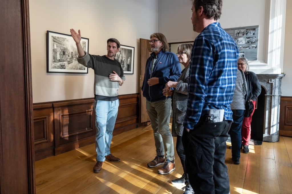 Thijs Wieman praat met bezoekers expositie