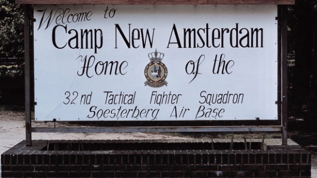 Bord geplaatst bij afscheid Amerikanen in 1994.