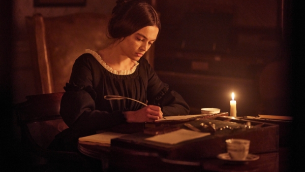 Emma Mackey als Emily Brontë