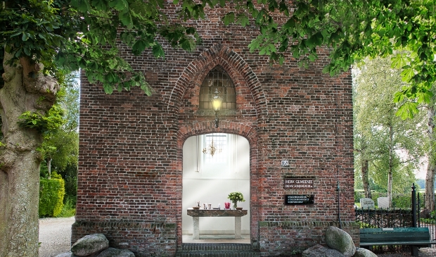 Ingang kerk en altaar  (bewerkt)
