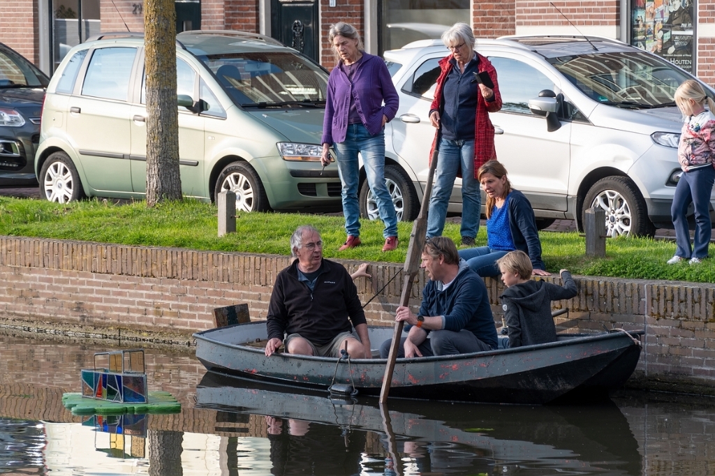 plaatsen kunstobject in het water