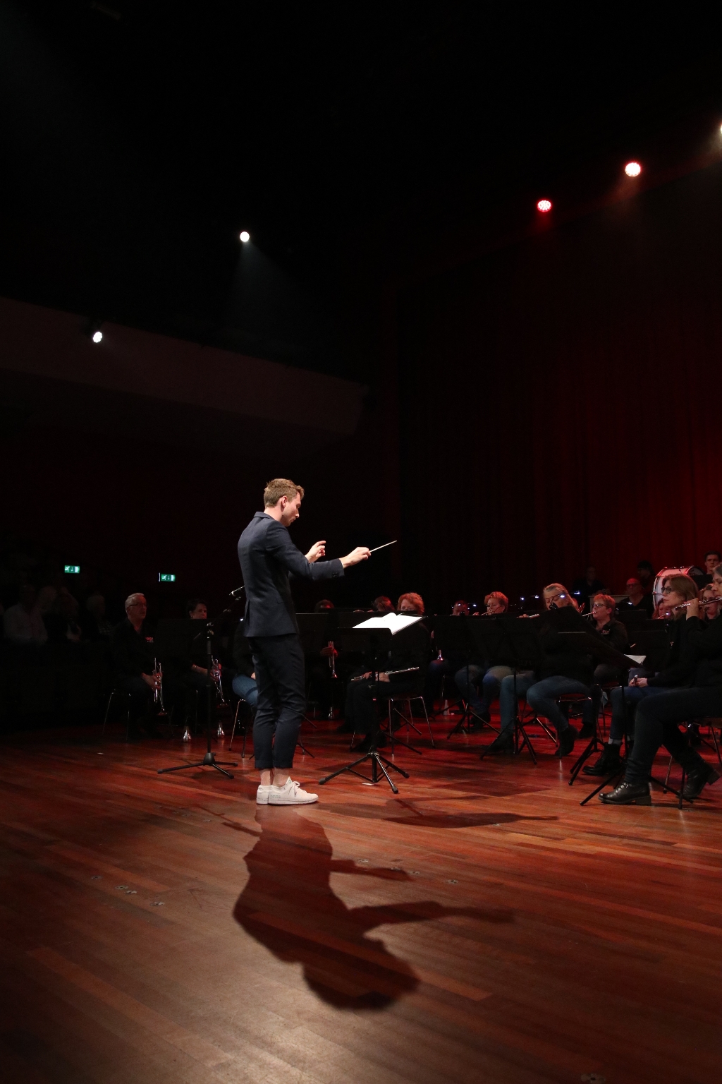 De jonge, gedreven dirigent Carlo van der Meijden (26) staat er om bekend er een feestje van te maken!