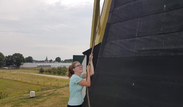 Sylvana Calis, de jongste vrouwelijke molenaar van Nederland. 