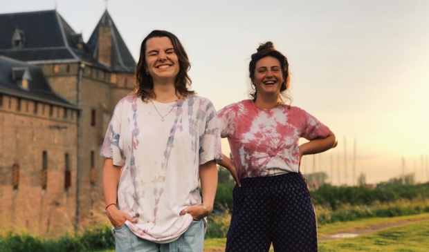 Medewerkers Muiderslot in tie dye t-shirts