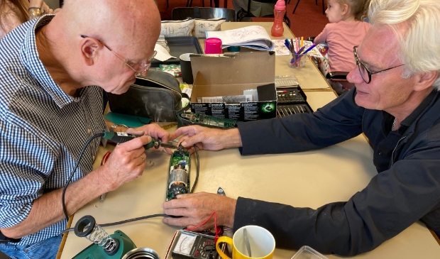 Reparateur Hans in de weer met een boormachine
