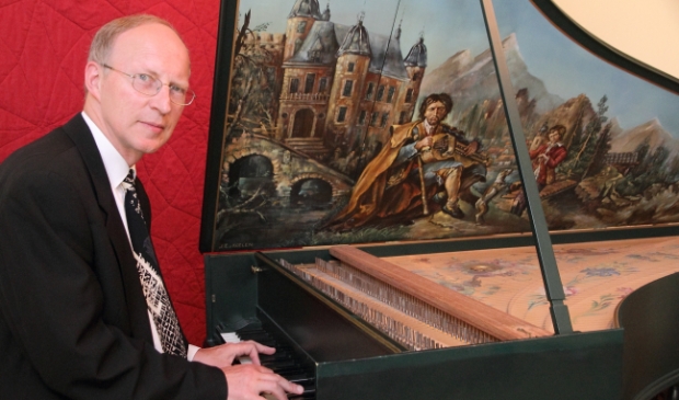 Henk van Zonneveld achter zijn klavecimbel