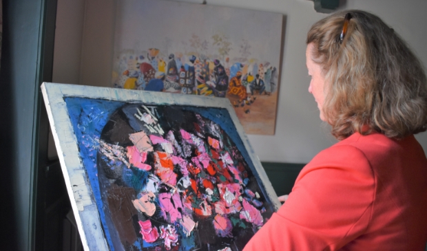 Veilingmeester Margriet van Seumeren taxeert een schilderij