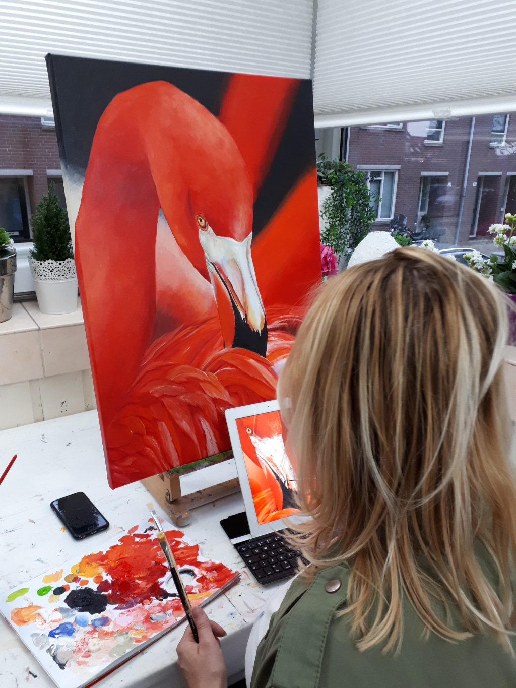 Cursiste aan het werk tijdens de schilderlessen 