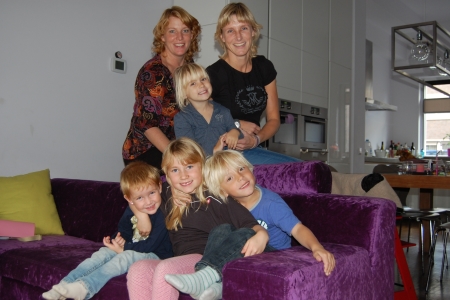 Maaike Reuvers (bovenin links) en Kirstin Smit (bovenin rechts) en hun kinderen verheugen zich op de komst van Sinterklaas naar IJburg