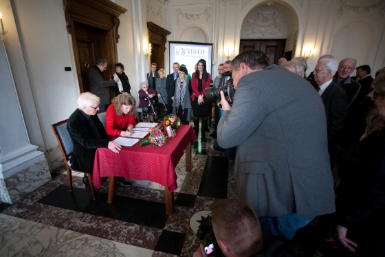 Onder grote belangstelling werd het archief in 2012 overgedragen