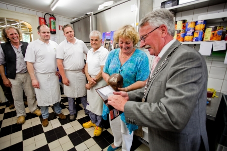 Burgemeester koopt eerste broodje.