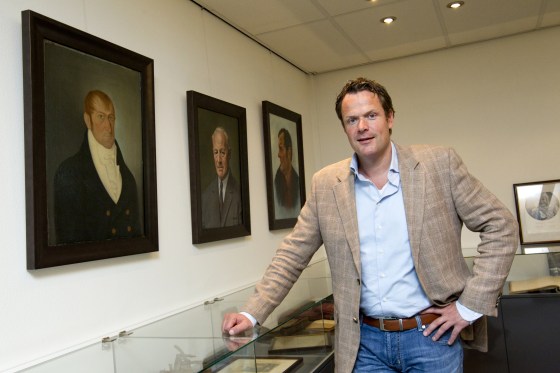Marc Smit is de zevende generatie in het familiebedrijf. Het portret links is van grondlegger Albert Smit (1821)