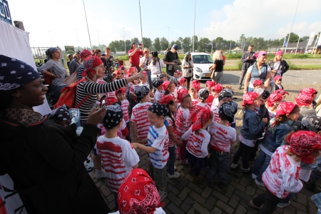 Kinderen komen verkleed naar de speeltuin.