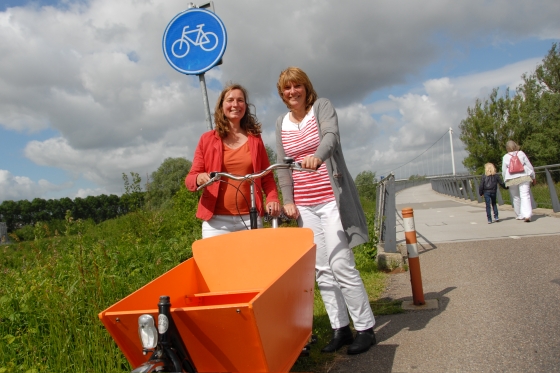 Janine Hogendoorn (links) en Sandra Hueber zijn fietsminded.