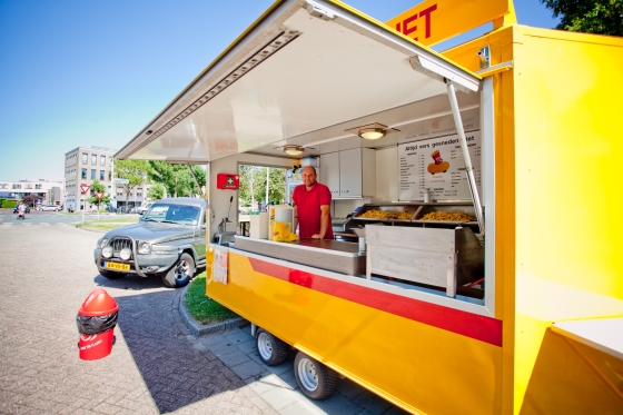 Eigenaar Faassen in zijn zaak op wielen