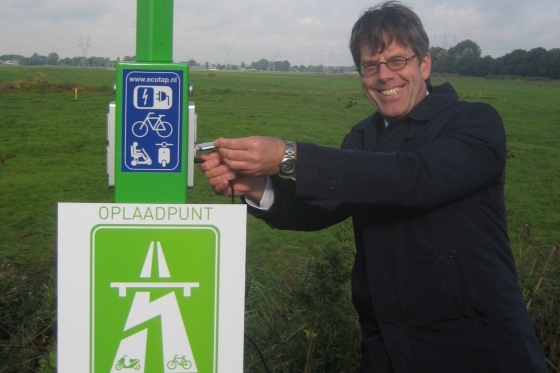Wethouder neemt oplaadpunt in gebruik. Foto: Gemeente Weesp