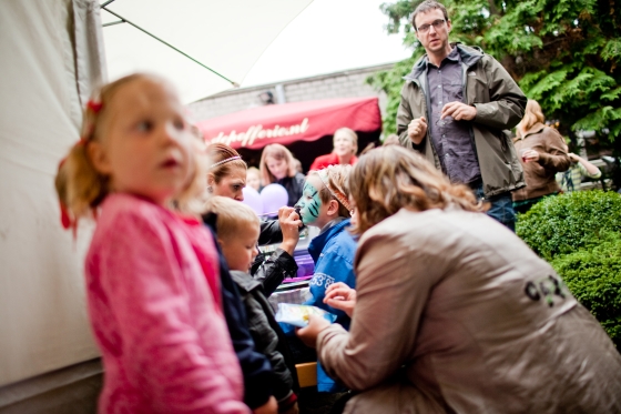 Kinderen worden geschminkt