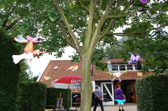 In de Theetuin vliegen de vogels van Ilona Woltring rond