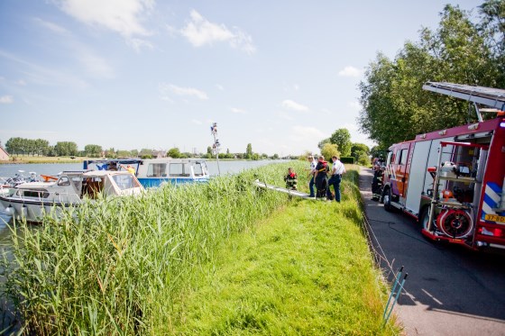 Het jacht werd met hulp van Waternet naar de kant geholpen