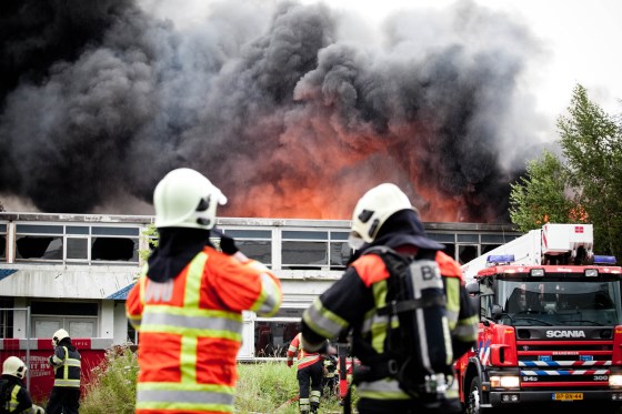 Brand op zijn hoogtepunt, de regen begint net