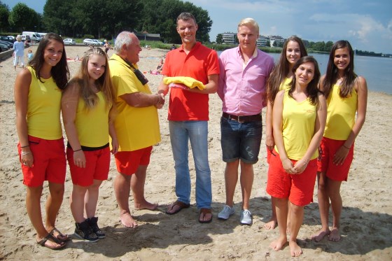 Martin Dirkse van MD-Services overhandigt de nieuw kleding