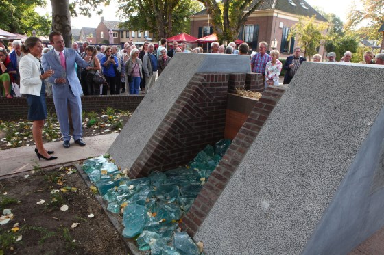 Dijkgraaf Tanja Klip-Martin onthulde samen met burgemeester Roland van Benthem het watermonument