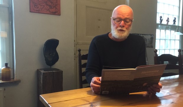 Gerard Wortel aan de keukentafel met zijn boek 'Heimwee naar Eemnes'.