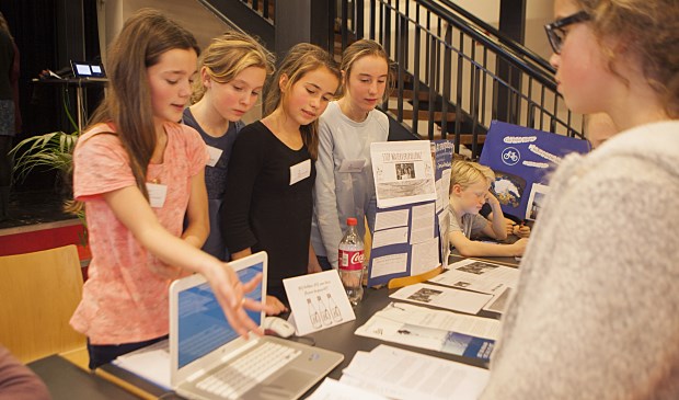 De meiden van de Dr. Maria Montessorischool vertellen over hun project om waterverspilling tegen te gaan. Ze werden uiteindelijk tweede.