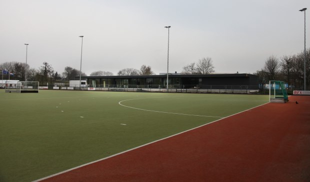 Het nieuwe clubhuis verrijst langs het hockeyveld