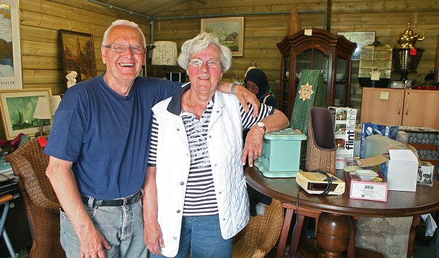Harry en Marjan de Bruijn van de Stichting Servitas in de kringloopwinkel aan de Poolvos 2.