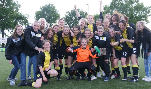 Dames 1 van 't Gooi viert feest.
