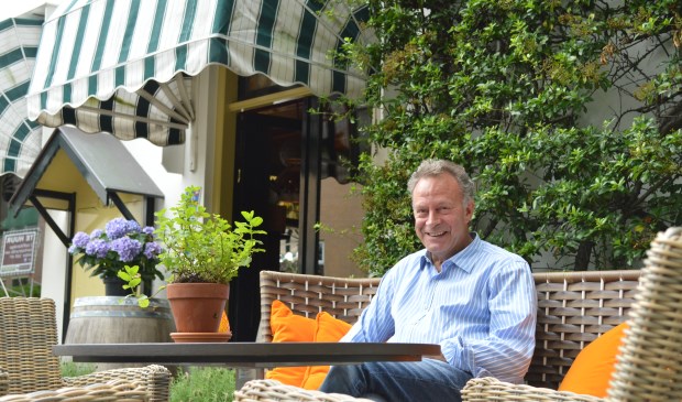 Nino de Boer op een van zijn favoriete plekken, het terras van 't Tolhuis.