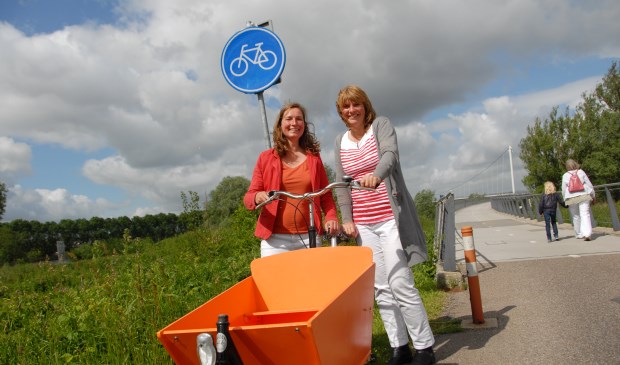 Janine Hogendoorn (links) en Sandra Hueber schakelen met hun fietsprojecten naar de volgende versnelling.