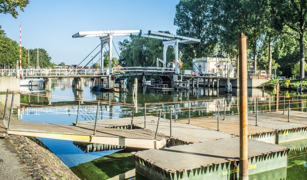 De pontonbrug is er voor fietsers en voetgangers.