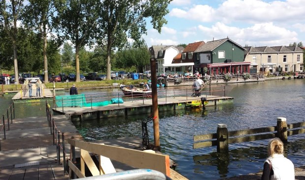 Passerend bootje trekt ponton op haar plaats.