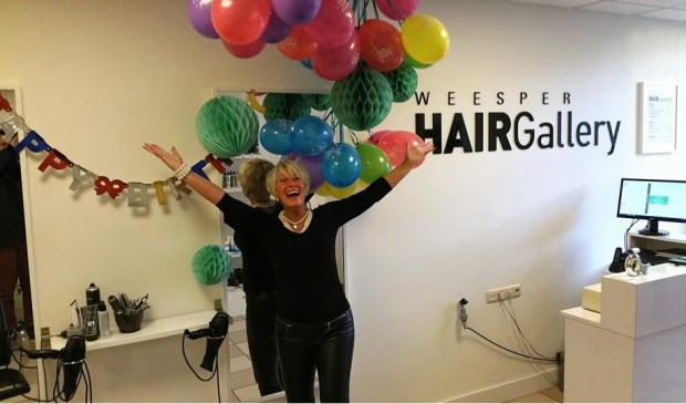 Patricia in de kapsalon. Foto: Facebook Weesper Hairgallery