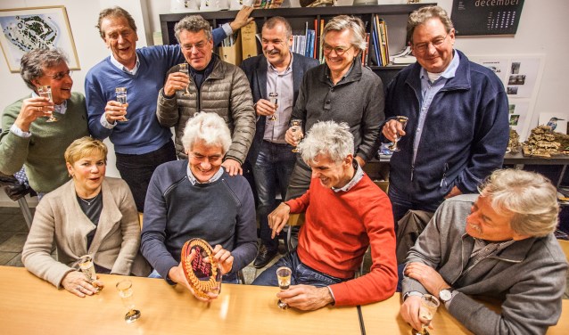 Lieuwe Veerman toont trots de award aan zijn eveneens vereerde vrienden van Uiteraard Uitermeer.