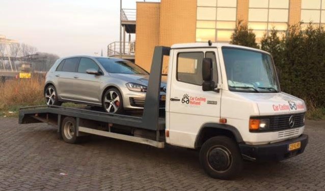 De vrachtwagen met daarop de Golf.