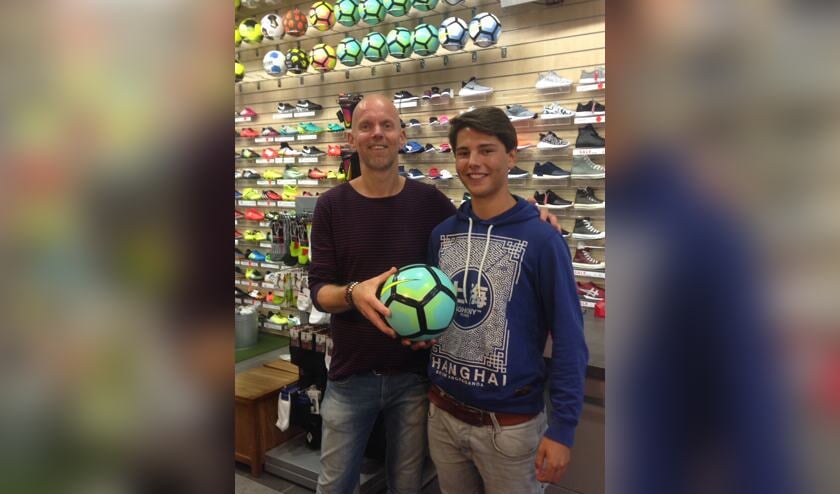 Van de eigenaar van sportzaak Sportief ontving Niels al een gloednieuwe voetbal.