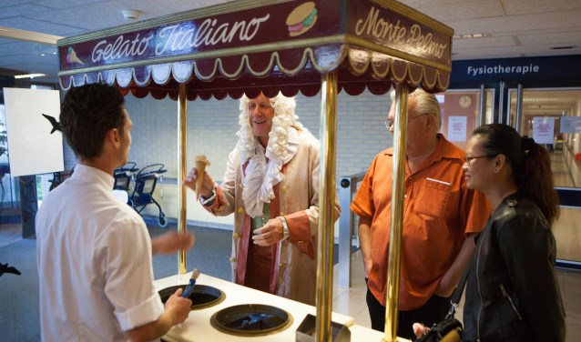 Een ijsje voor bezoekers van Tergooi in Blaricum ter gelegenheid van het 10-jarig bestaan na de fusie met Ziekenhuis Hilversum.