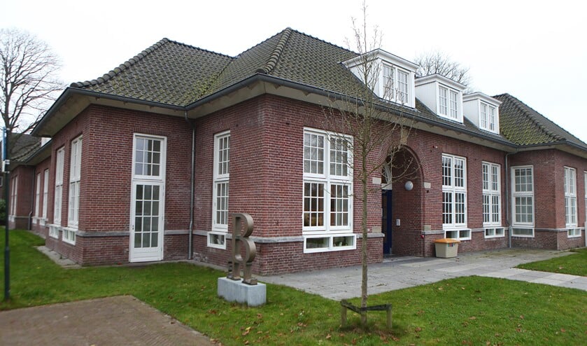 Op het gemeentehuis is een overzichtstentoonstelling.