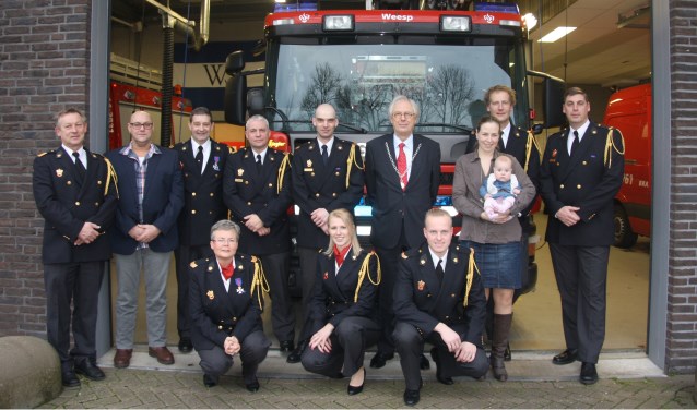 Wilma Goudberg-van Mourik, Nathalie Schipper en Bjorn Schipper. Tweede rij: John van der Zwan(regionaal Commandant), Mark Goudberg, Nico Dalmulder, Pieter Verlijsdonk, Mike Torres, Burgemeester Van Bochove, Alma Mafait, Bart Jan van Barneveld en Raymond Terweij