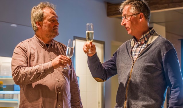 Proosten op de nieuwe samenwerking. Foto: Bastiaan Miché