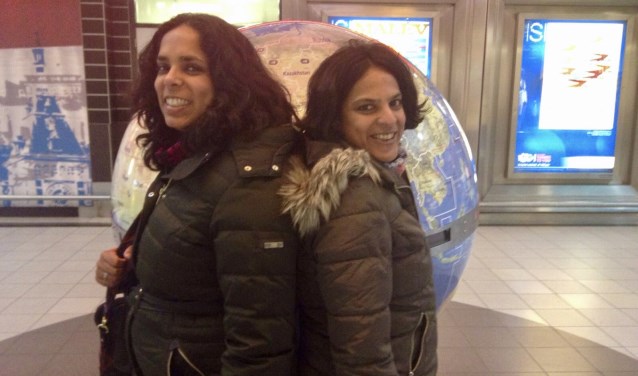 De vriendinnen Sita en Sharon blijken zussen van elkaar te zijn.